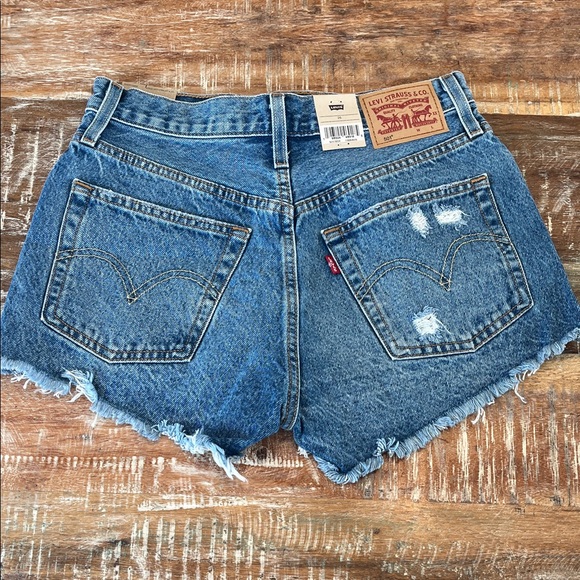 Levi's Women's Blue Denim Shorts NWT - Picture 4 of 5
